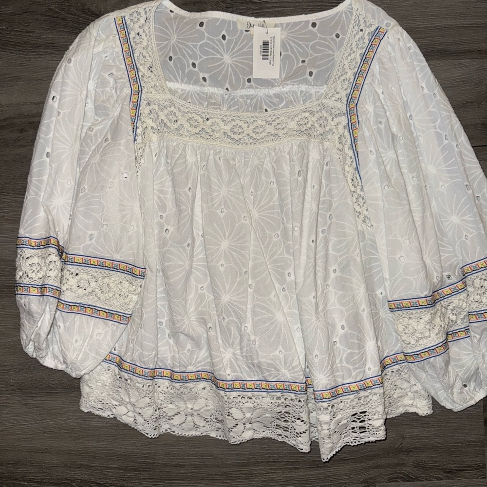 Oli & Hali White Floral Embroidered Blouse